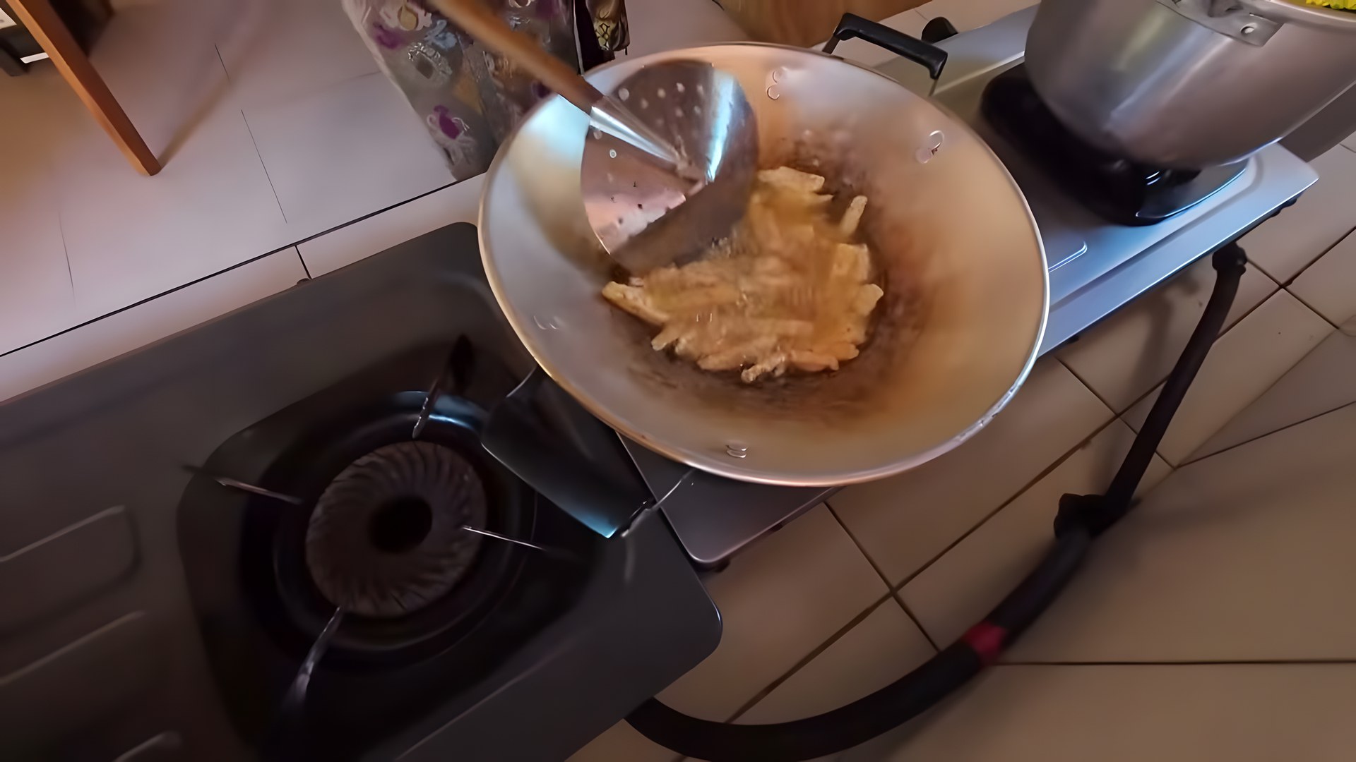 Bali yemek kursunda wokta yemek pişirilmesi