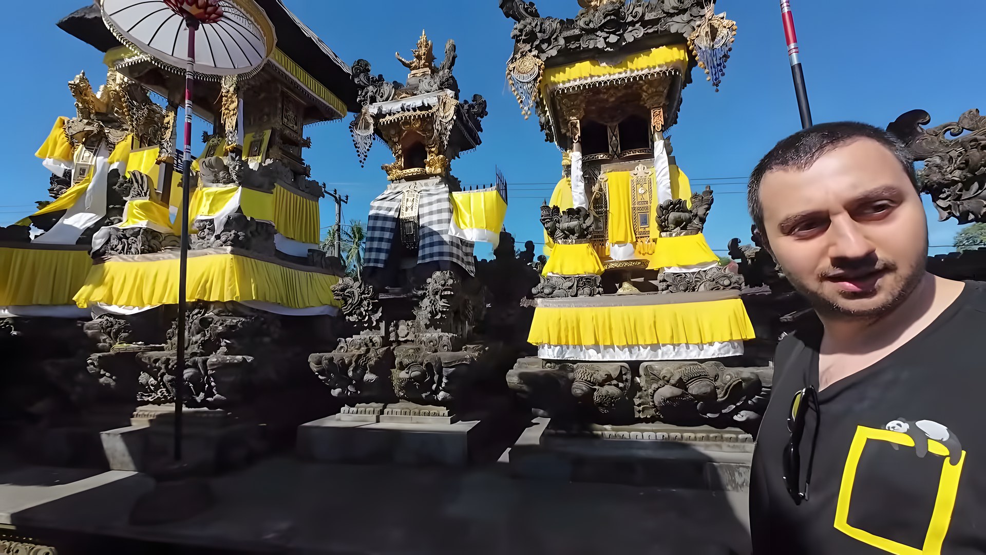 Galungan festivali için sarı örtüler ve tören şemsiyeleriyle süslenmiş Bali tapınakları