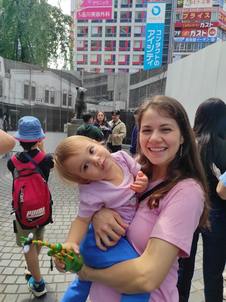 Hachiko heykeli önünde anne ve Değer - Shibuya Tokyo