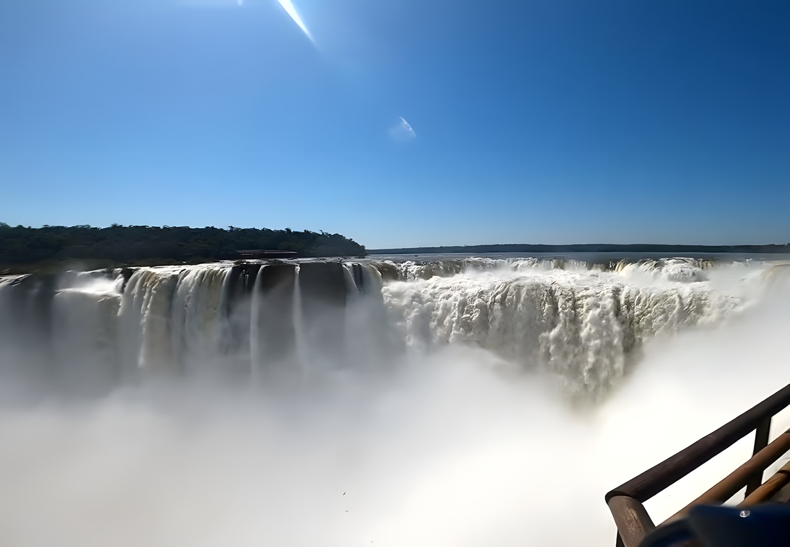 Garganta del Diablo (Şeytan Boğazı) - Iguazu Şelaleleri'nde suyun 75 metreden döküldüğü dev uçurum ve yükselen su buharı