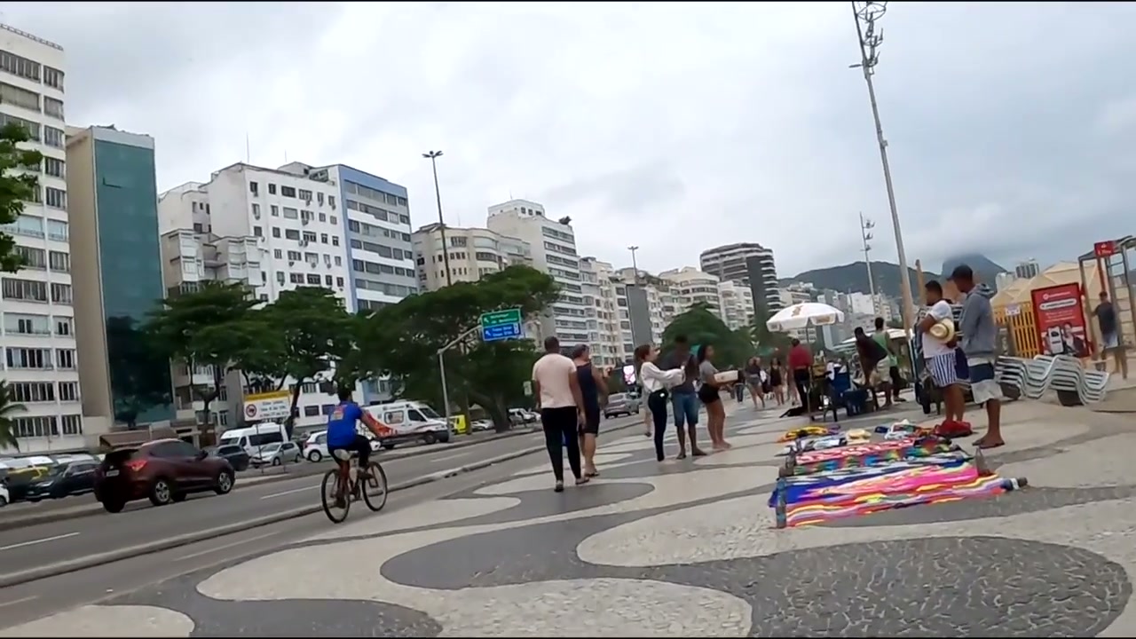Copacabana sahil yürüyüş yolu, dalgalı taş deseni ve arka planda gökdelenler