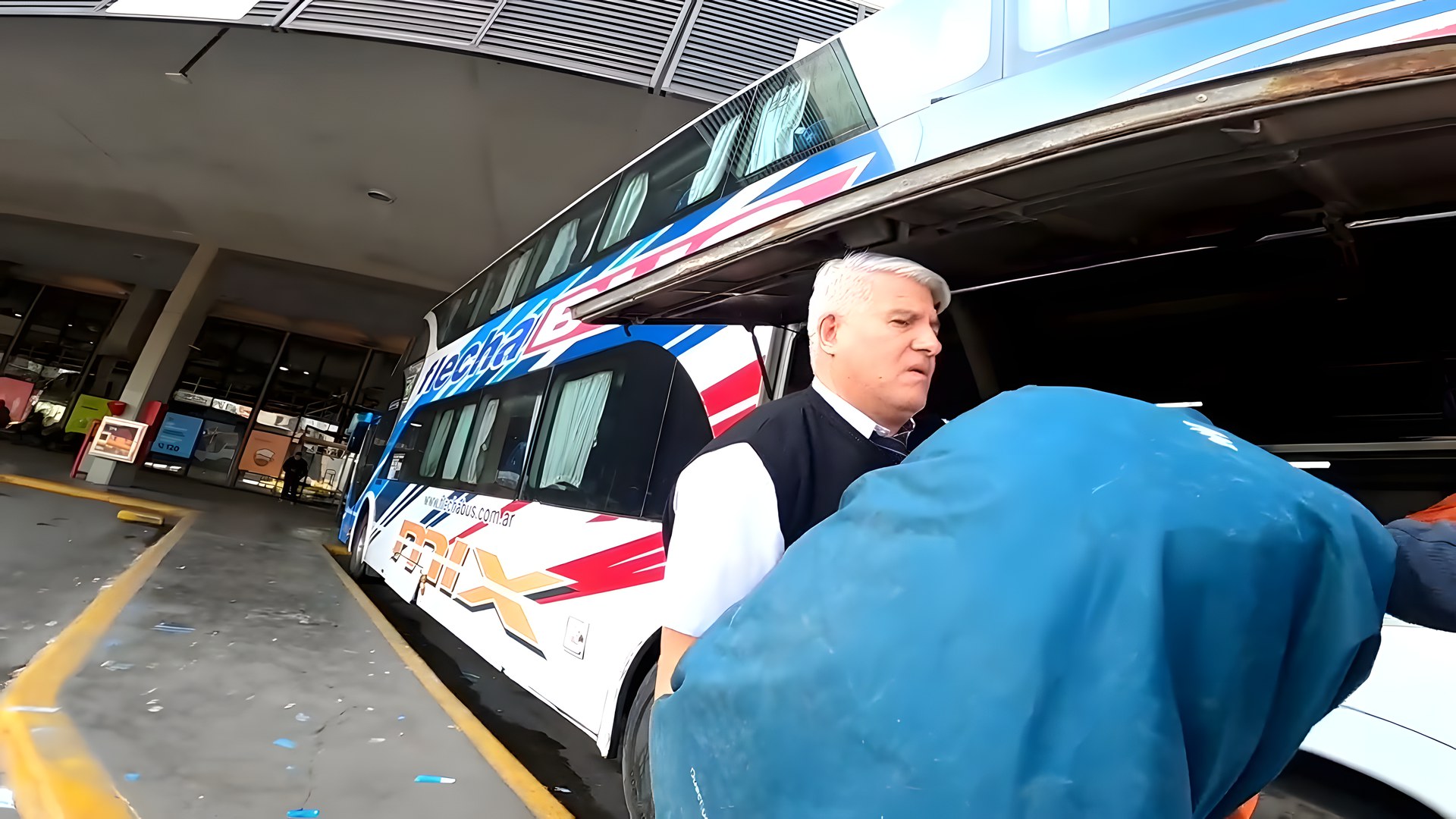 Buenos Aires Retiro terminalinde Flecha Bus uzun mesafe otobüsü