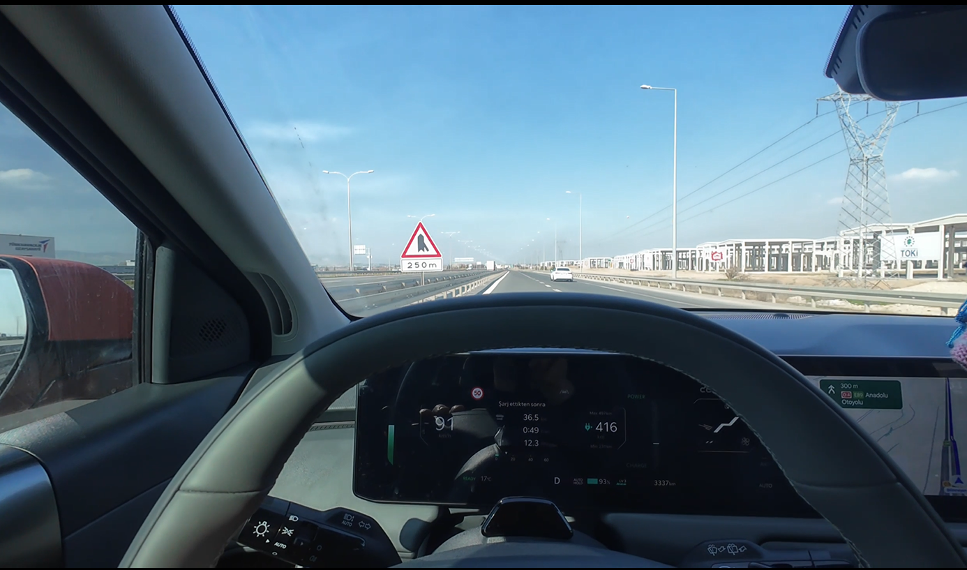 Kia EV3 gösterge paneli otoyolda 416 km menzil gösteriyor
