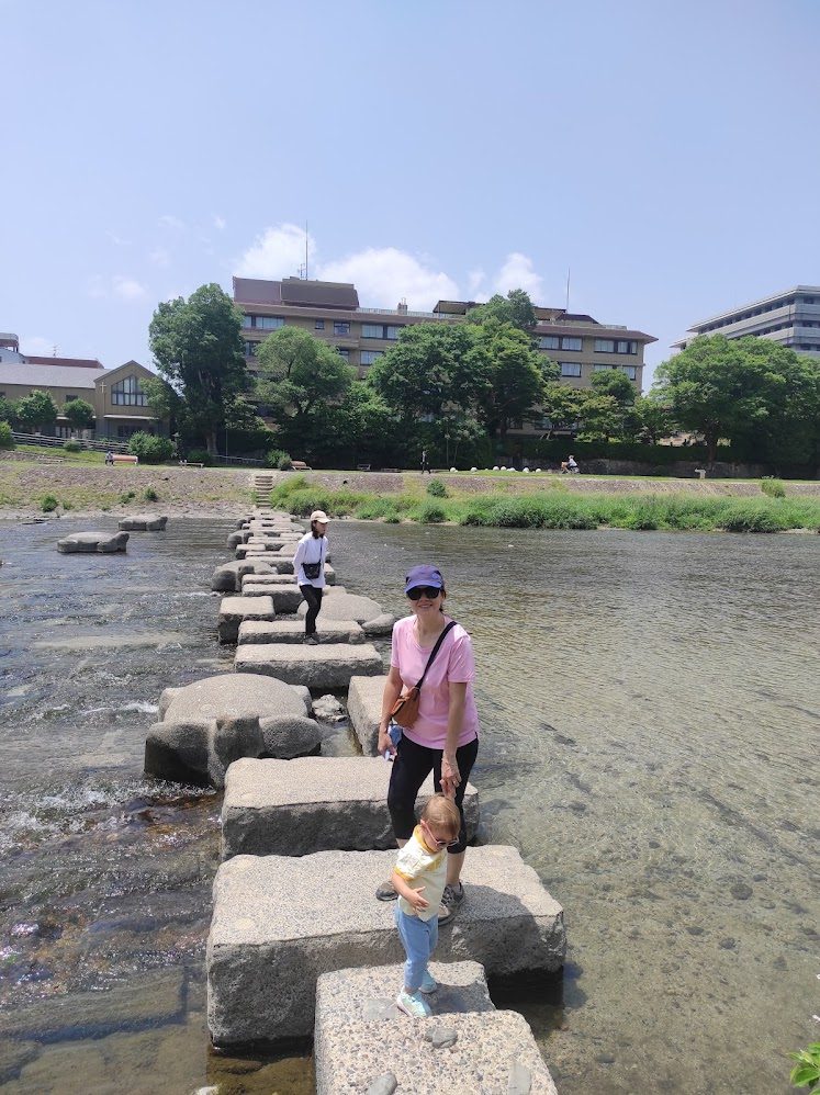 Kamo Nehri adım taşları anne ve Değer - Kyoto