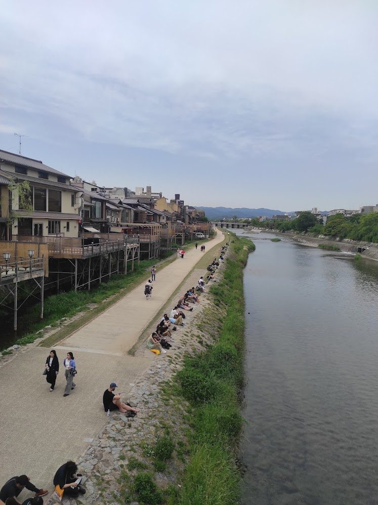 Kamo Nehri Kyoto manzarası - ahşap evler nehir kenarı
