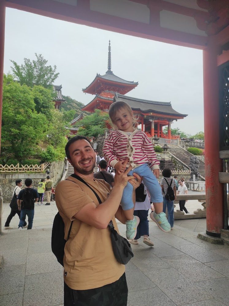 Kiyomizu-dera tapınağı önünde baba ve Değer - Kyoto