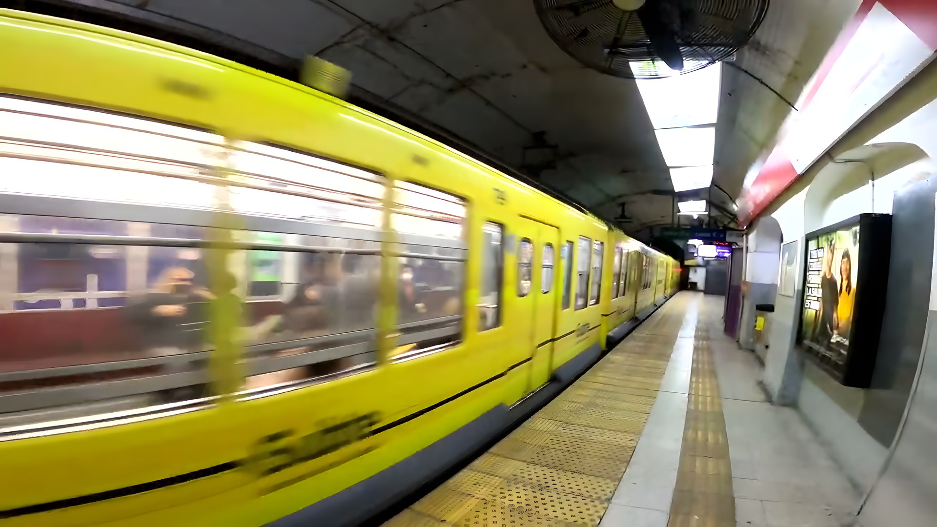 Buenos Aires Subte istasyonunda geçen sarı metro treni