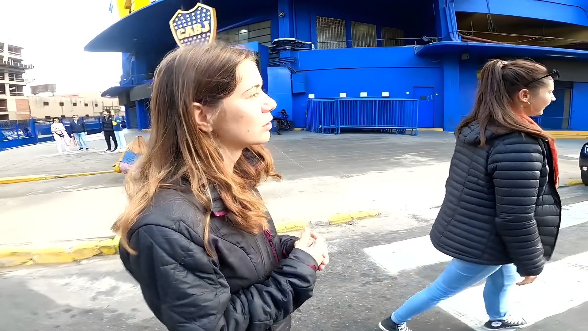 Boca Juniors La Bombonera stadının sarı-mavi cephesi ve CABJ amblemi