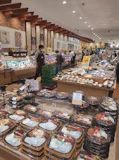 Life Market bento ve suşi rafları - Tokyo süpermarket