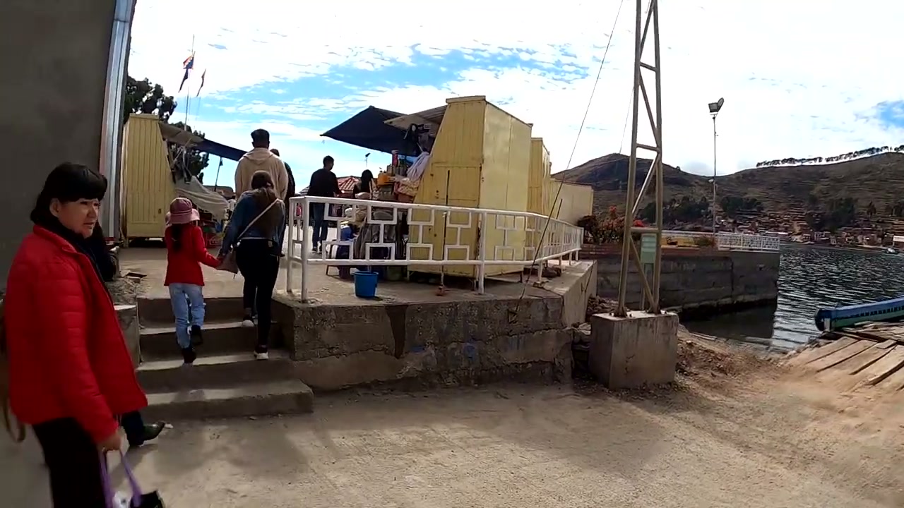 Tiquina Boğazı feribot iskelesi ve Titicaca Gölü manzarası