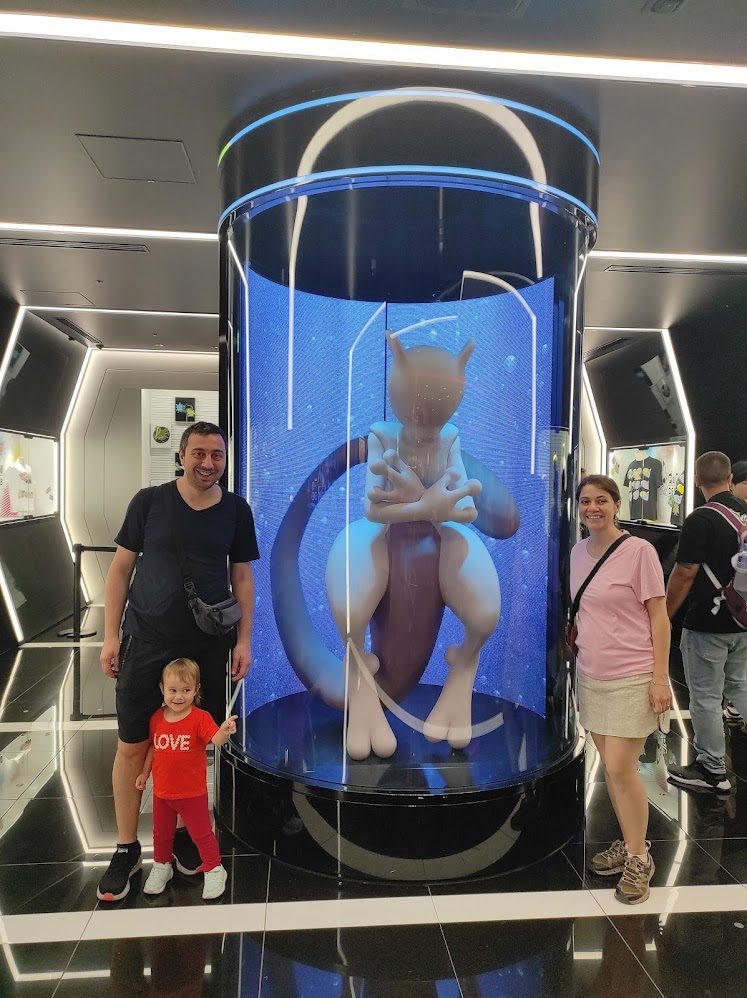 Pokemon Center Mewtwo heykeli önünde aile - Tokyo