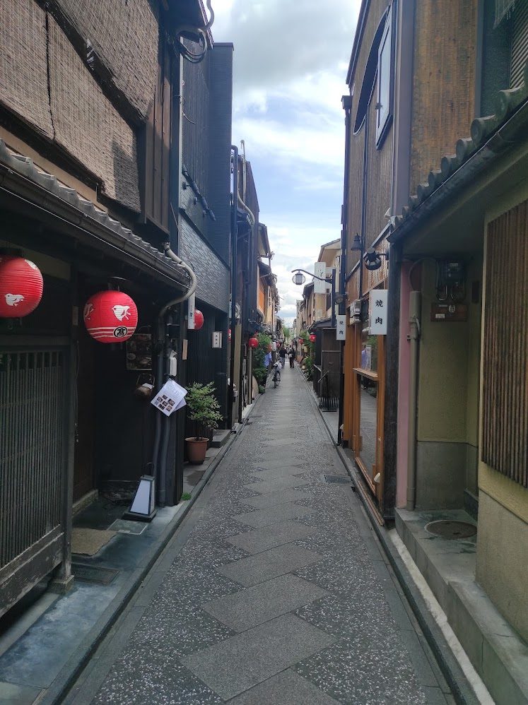 Pontocho Gion sokağı dar ahşap yapılar kırmızı fenerler - Kyoto