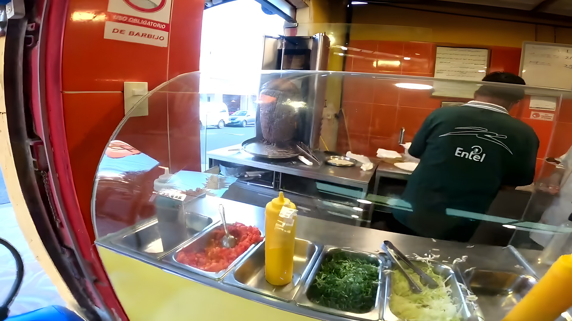 La Paz'ta bir Türk dönercisinin döner ocağı ve hazırlık tezgahı