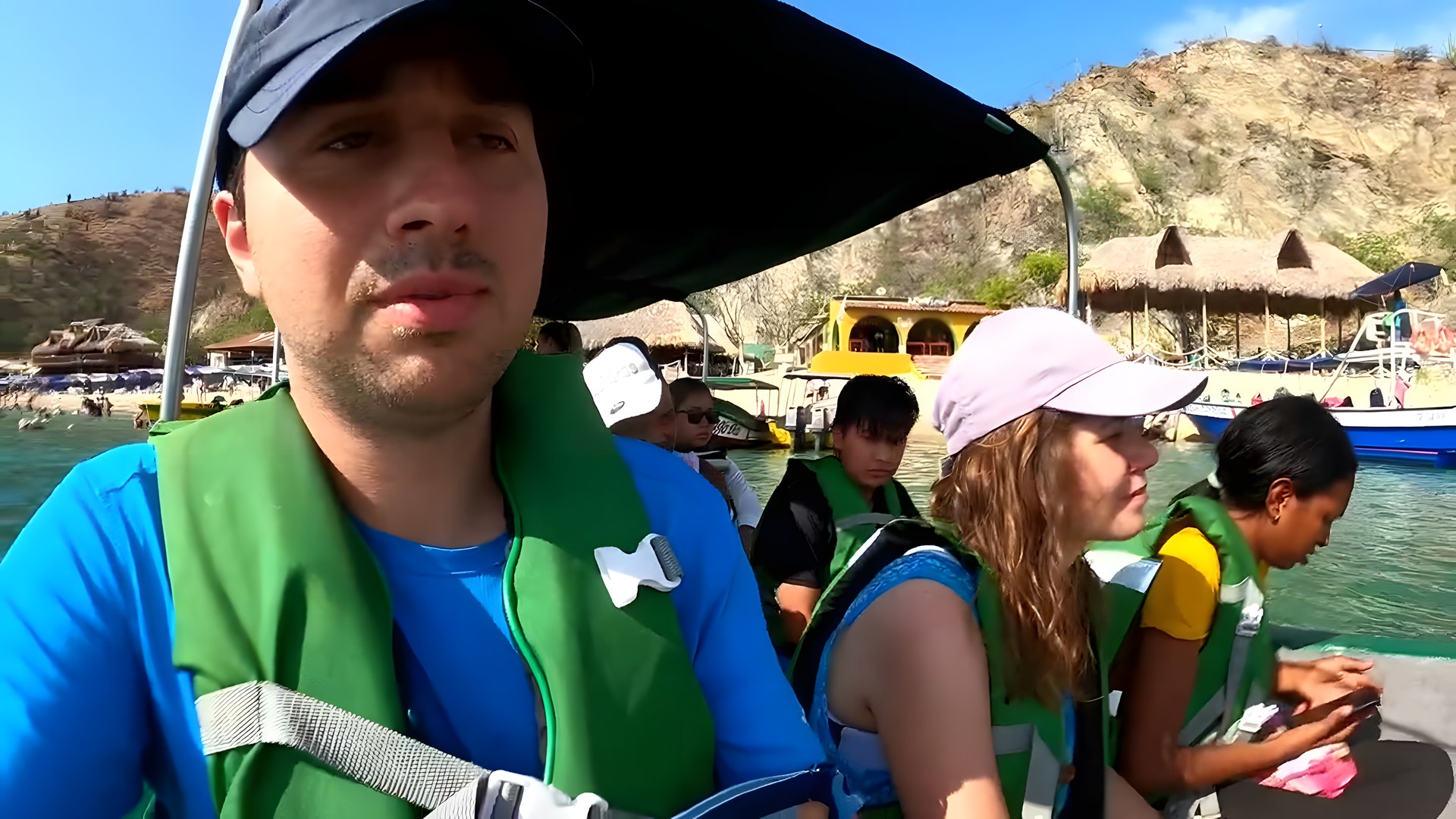 Playa Blanca'ya giden küçük teknede can yelekli yolcular