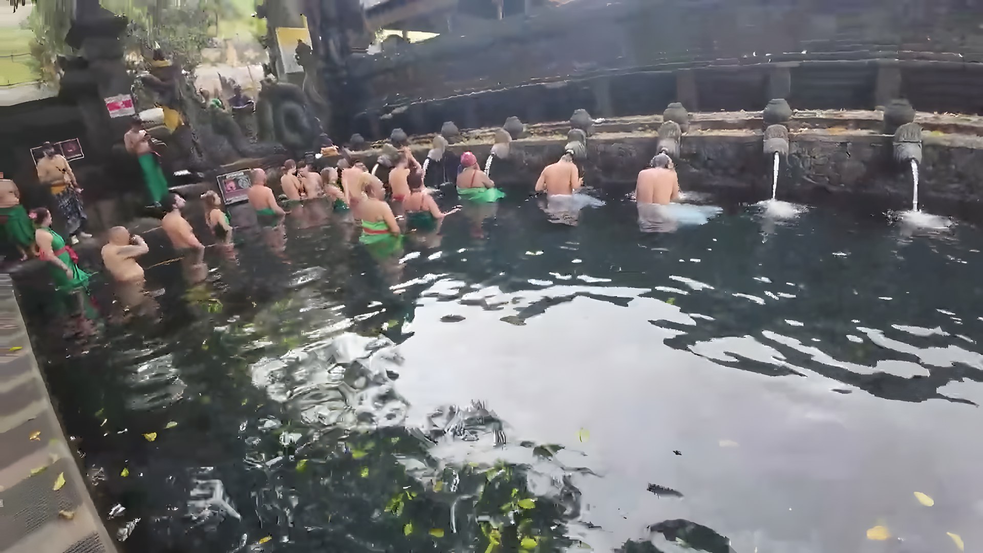 Tirta Empul kutsal su tapınağında arınma havuzlarında ritüel yapan insanlar
