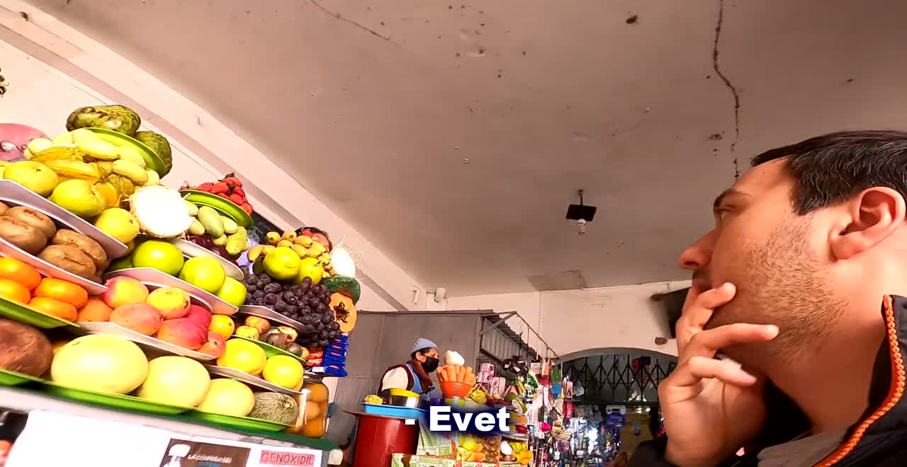 Sucre Merkez Pazarı'nda taze meyveler ve meyve suyu tezgahı