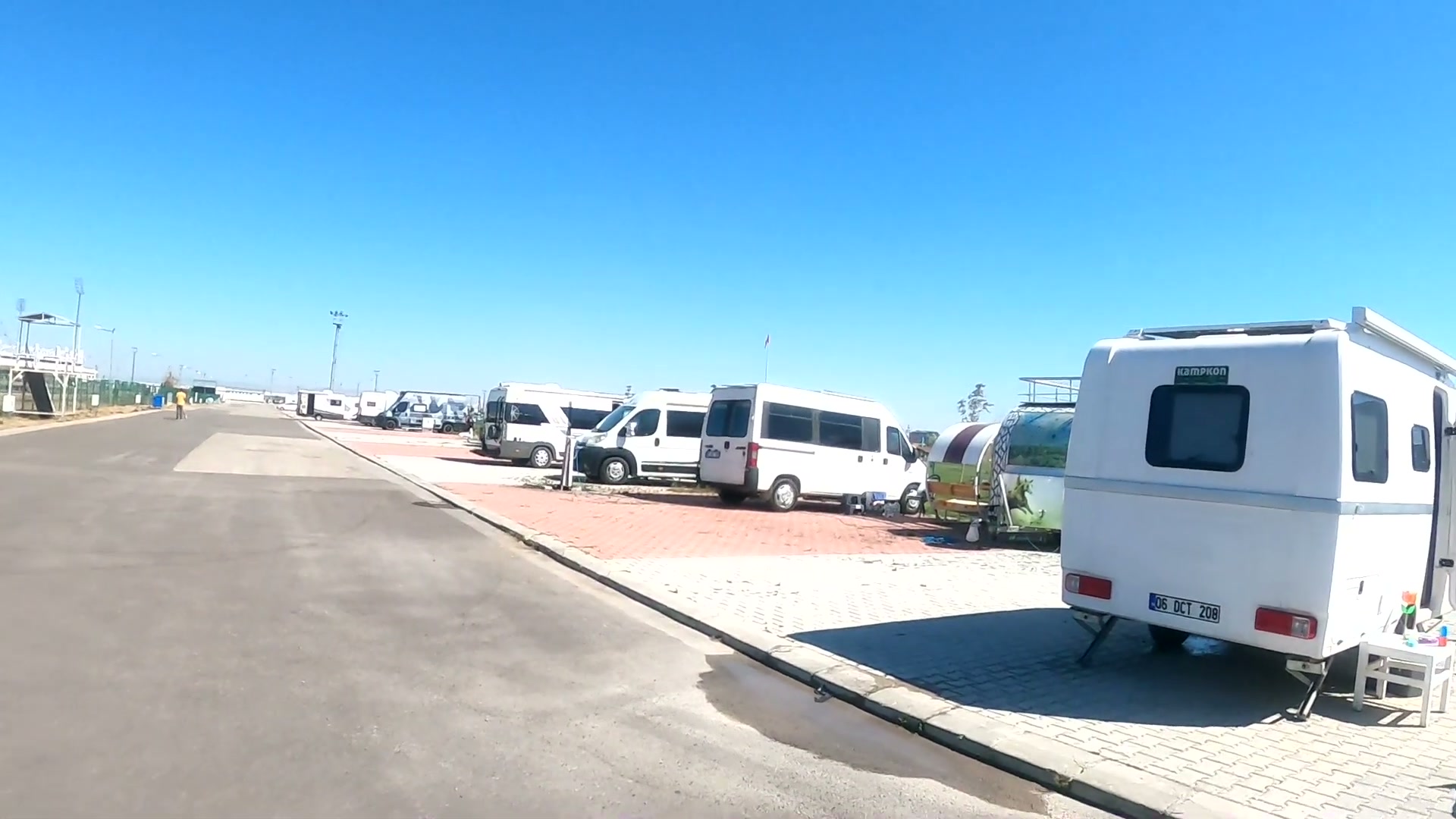 Karavan parkinda cekme karavanlar ve gunes