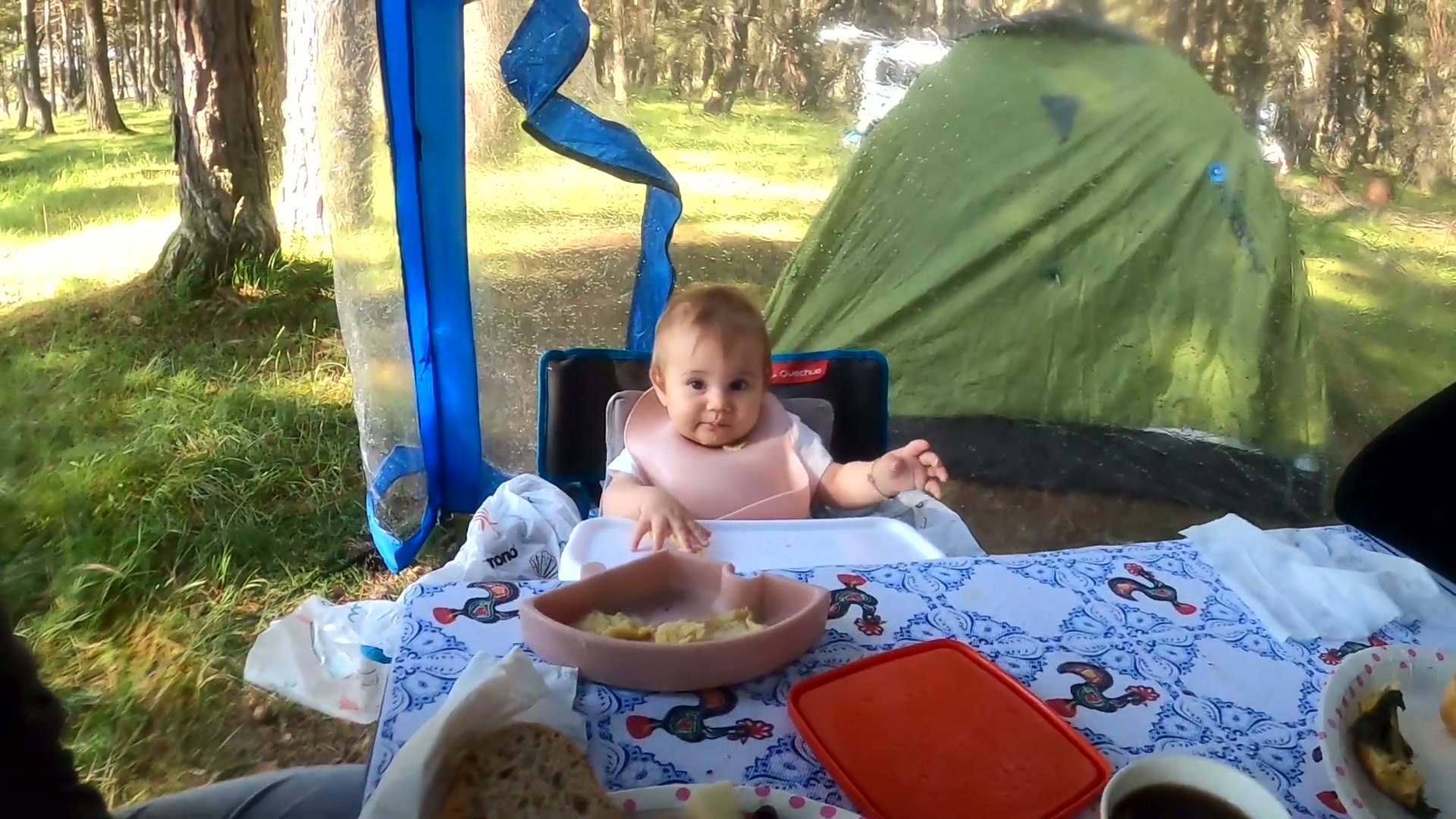 Kizik Yaylasi kampinda cadir onunde bebekle kahvalti