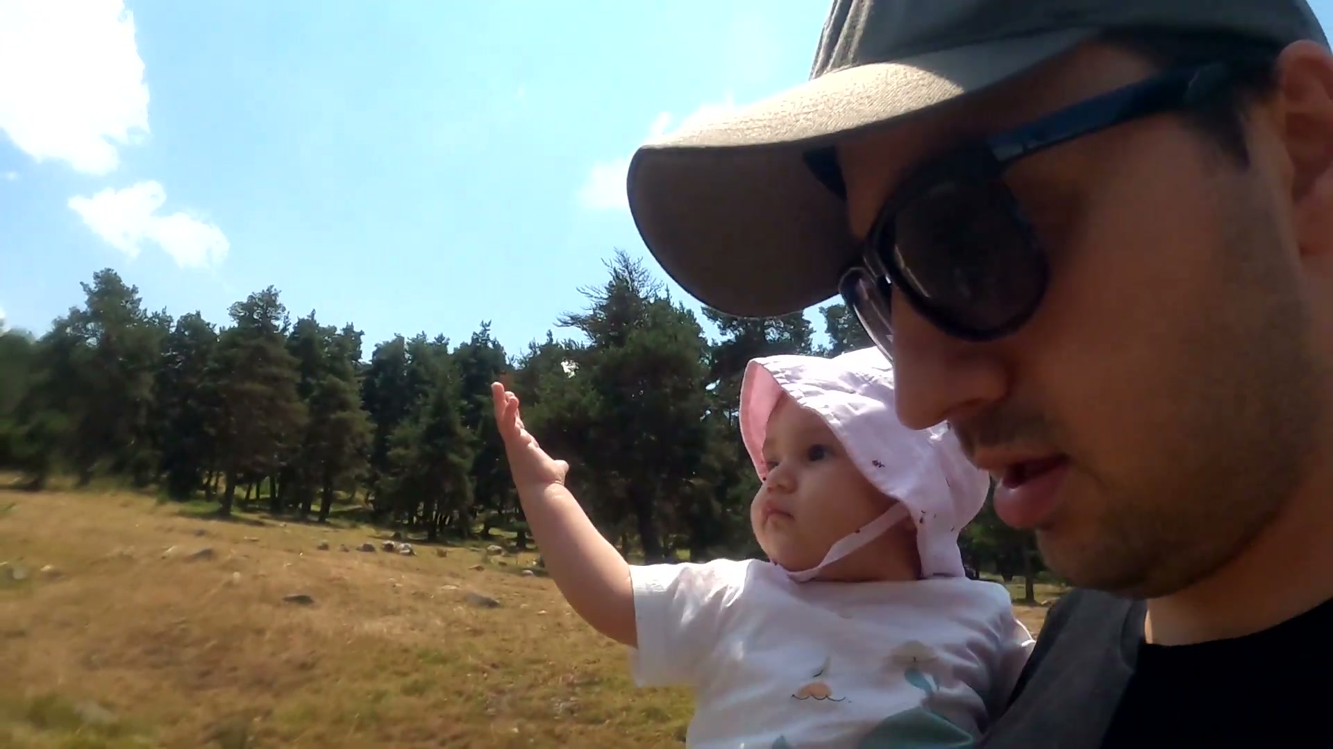 Yaylada baba ve bebek kesif yuruyusu