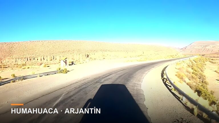 Bolivya'dan Arjantin'e giden yolda And Dağları ve çöl manzarası