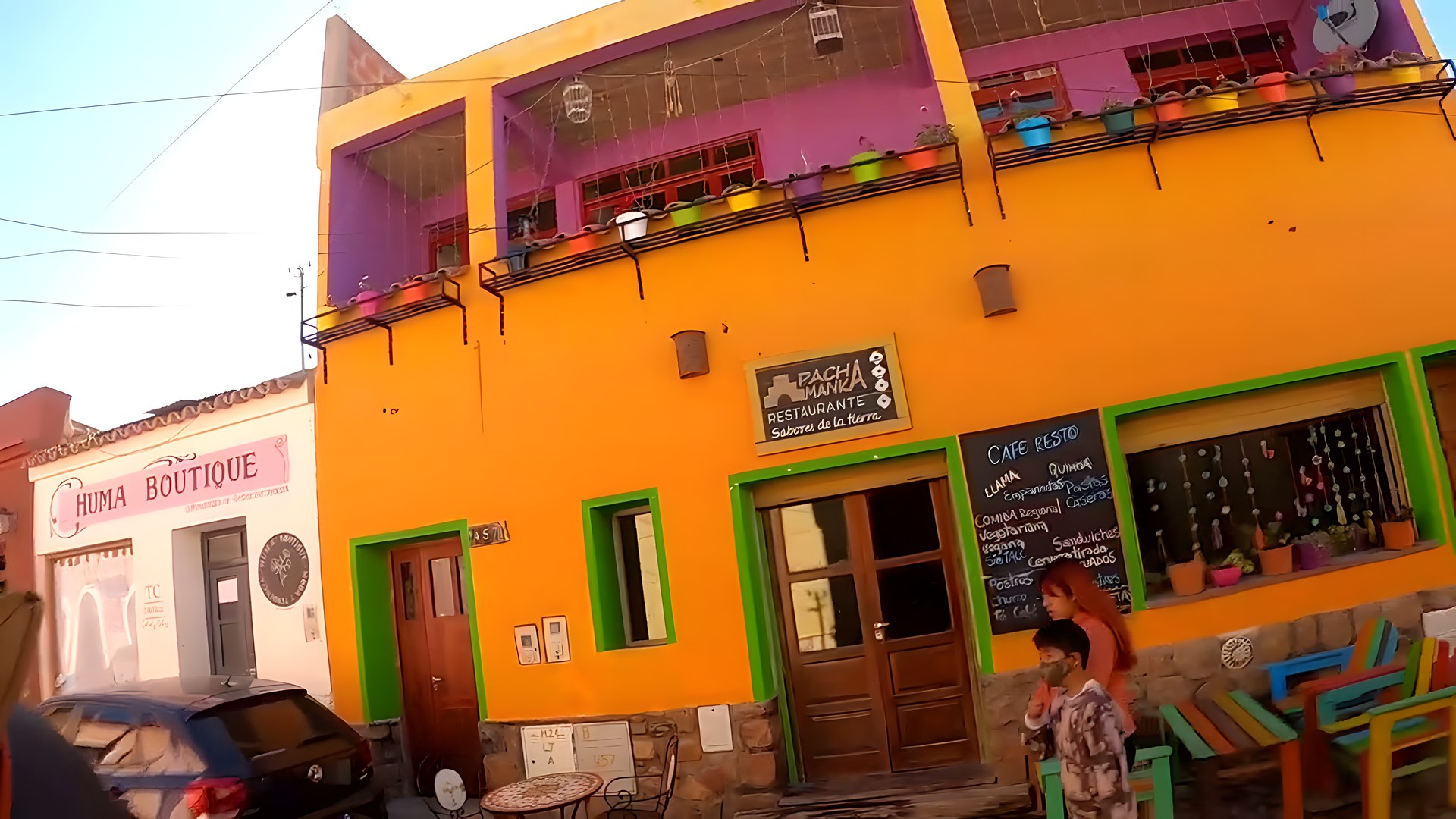 Humahuaca'da empanada ve bölgesel yemekler sunan rengârenk bir restoran