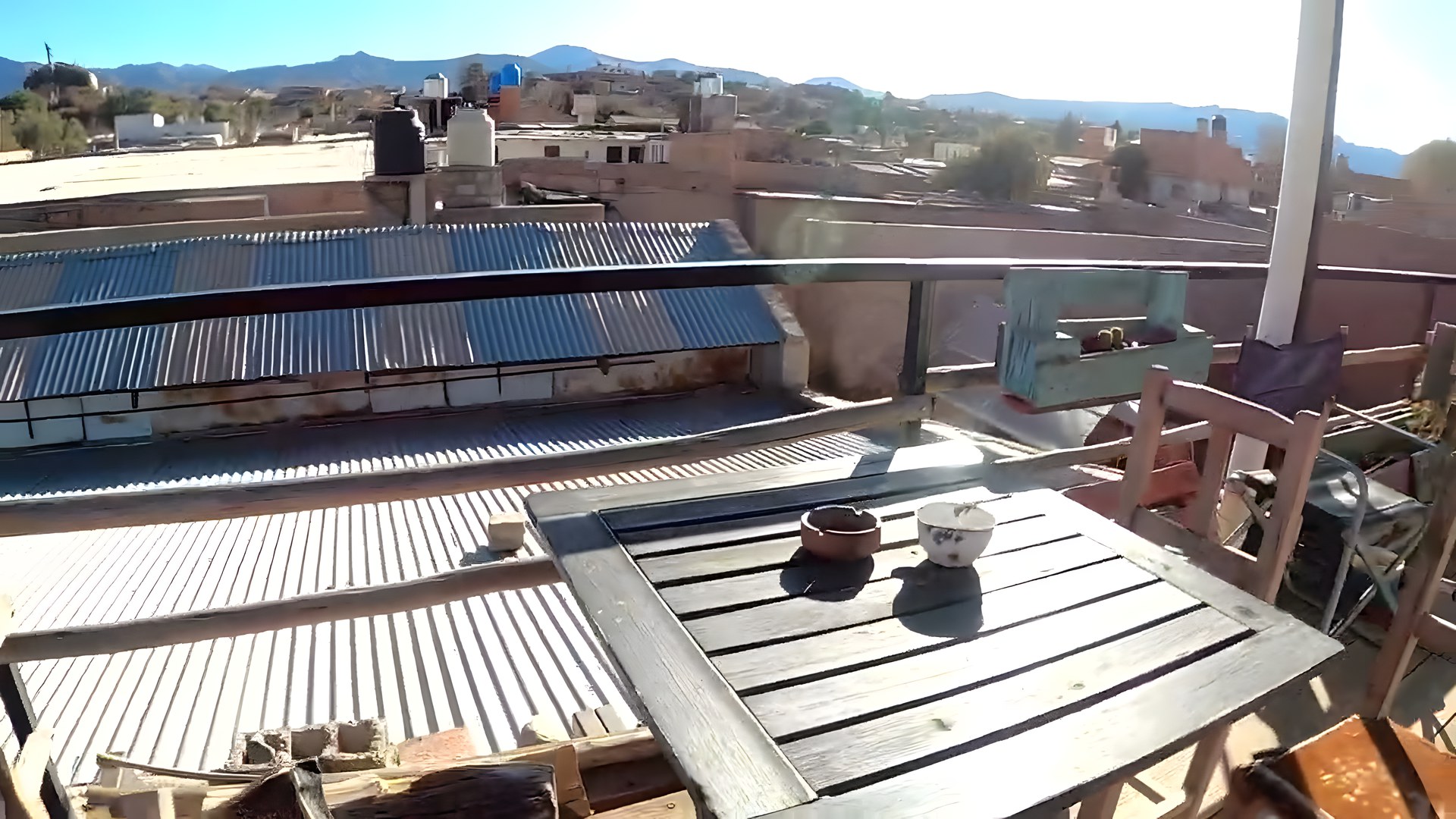 Humahuaca'da bir hostelin çatı terasından And Dağları manzarası