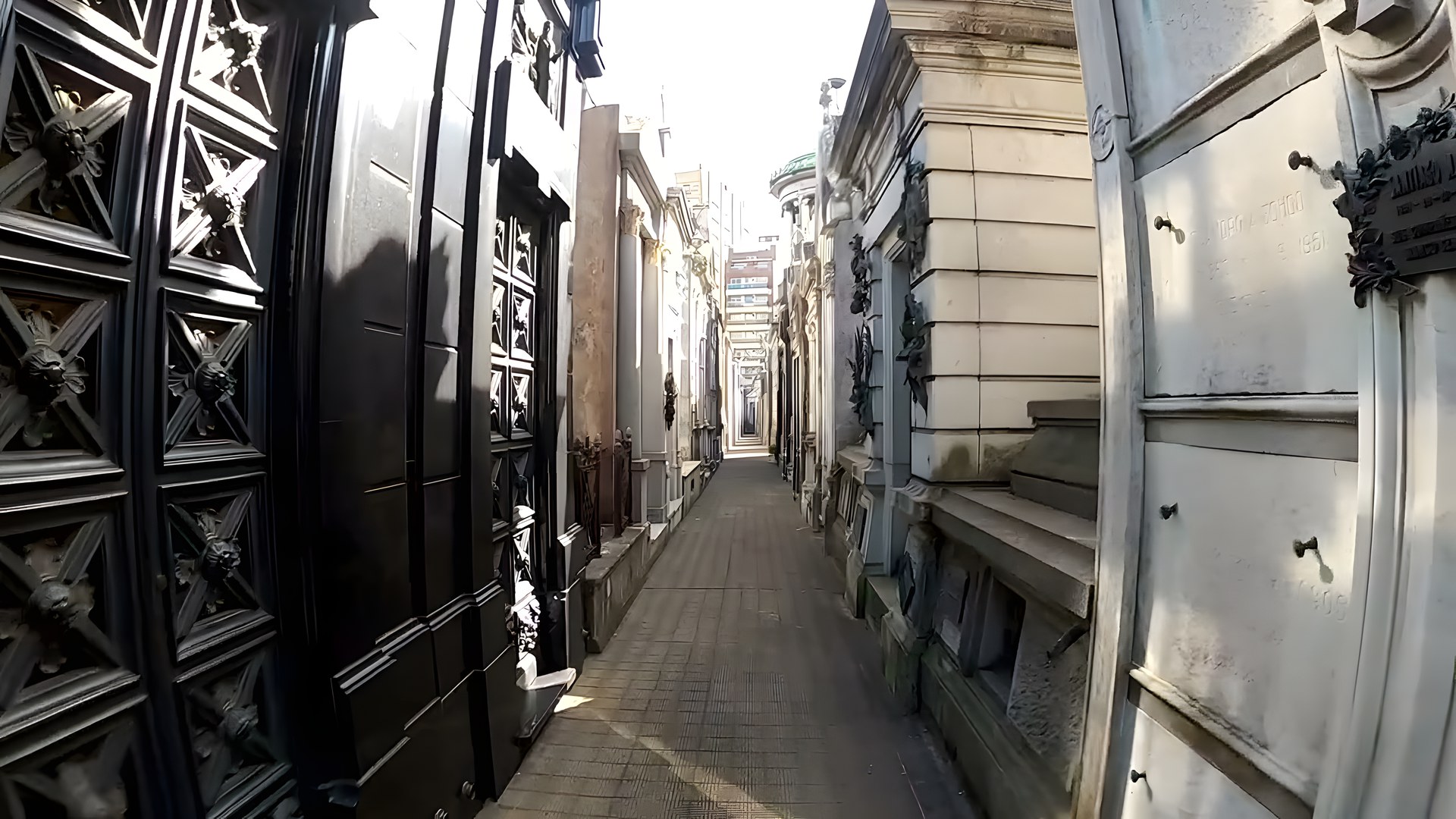 Recoleta Mezarlığı'nın dar sokağındaki görkemli anıt mezarlar
