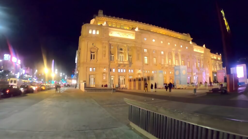 Teatro Colón opera binasının gece aydınlatılmış görkemli cephesi