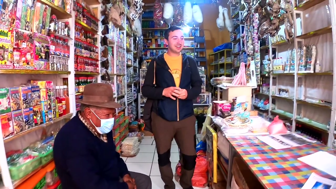 La Paz Büyücü Pazarı'nda adak malzemeleri satan rengârenk bir dükkan